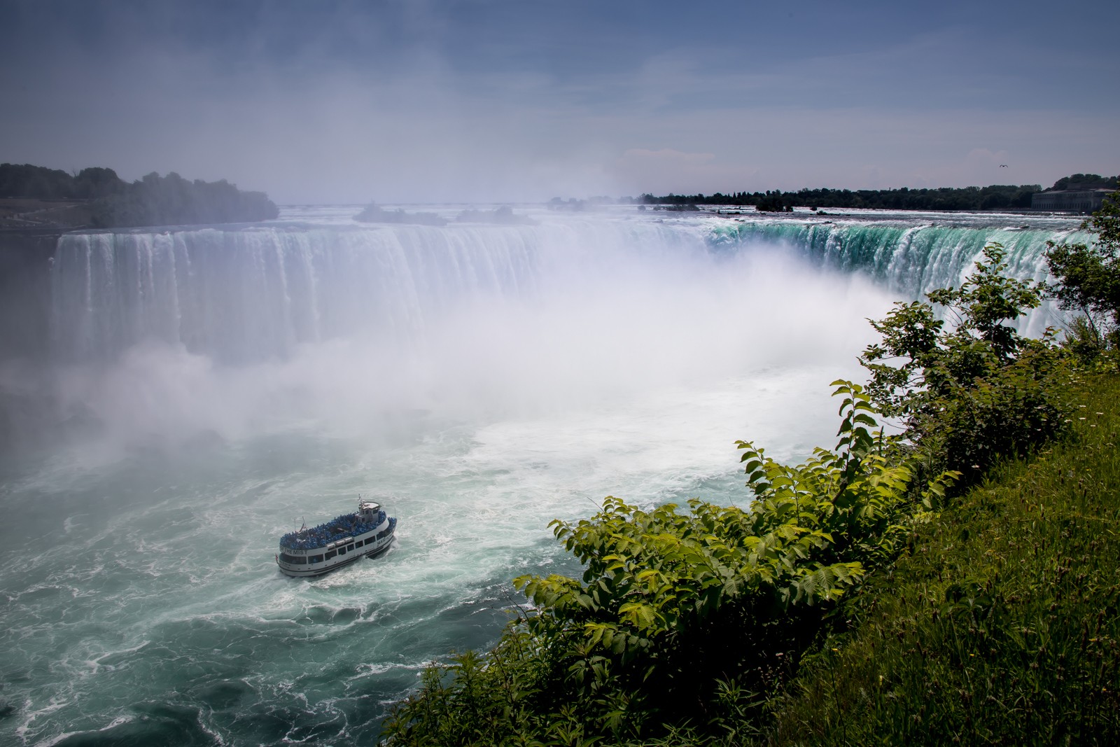 Kanadská část Niagarských vodopádů - lodě Maid of the Mist zajíždějí až do podkovy vodopádů - Ladislav Hanousek, Kanada