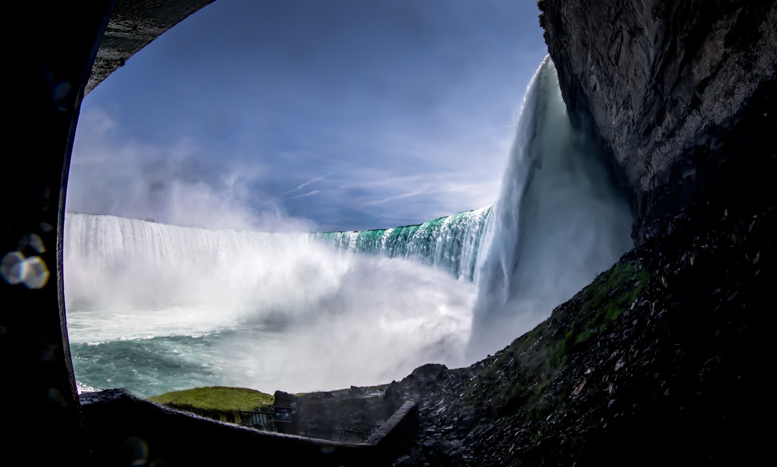 Vyústění tunelu (Journey Behind the Falls) - Ladislav Hanousek, Kanada