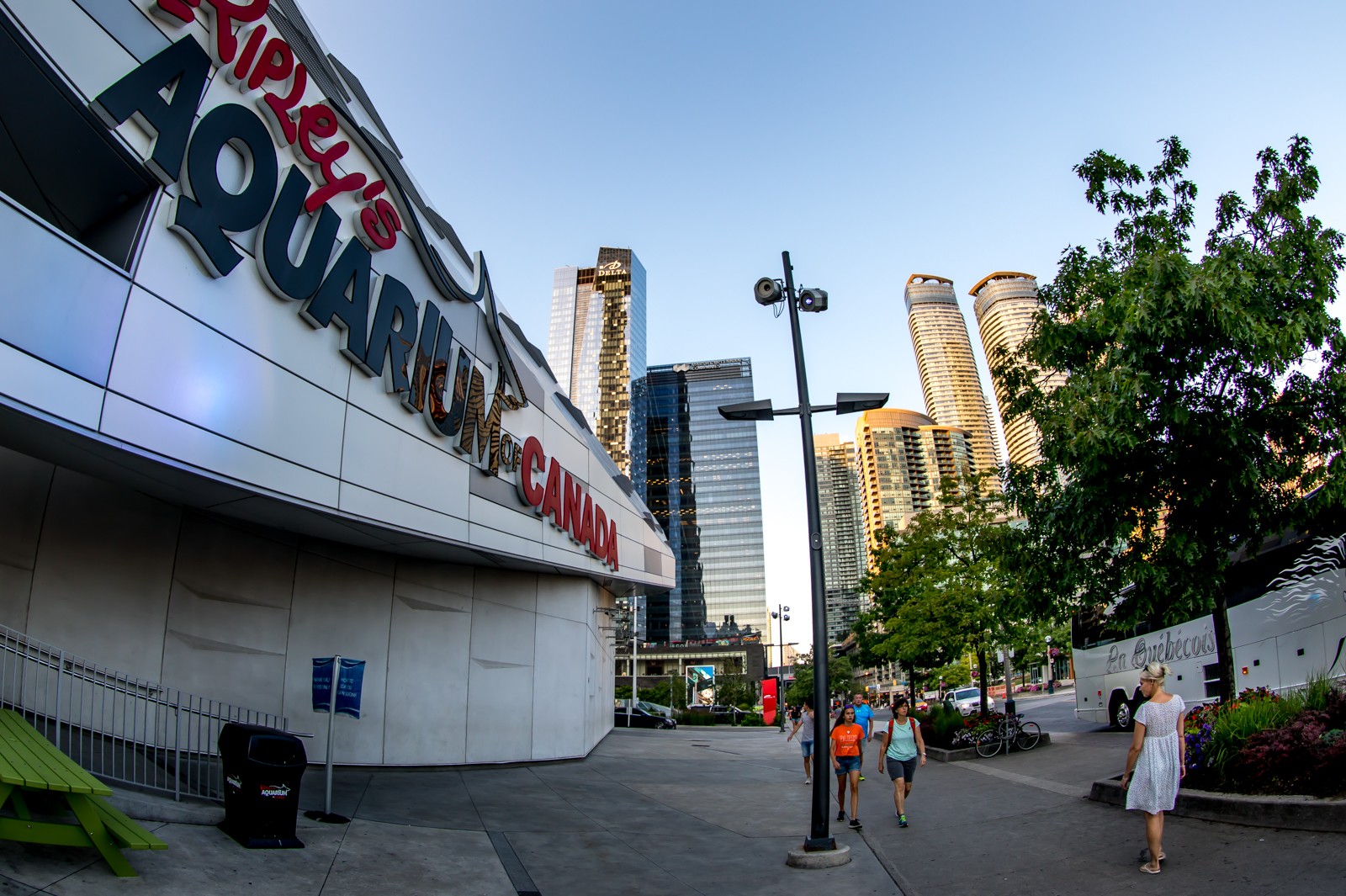 Toronto - Ripley's Aquarium of Canada. Je otevřené od roku 2013 a je to nejkrásnější akvárium, které jsem ve světě viděl. Je ještě krásnější, než akvárium v ZOO v Pekingu, o kterém jsem si dosud myslel, že ho nelze překonat. - Ladislav Hanousek, Kanada