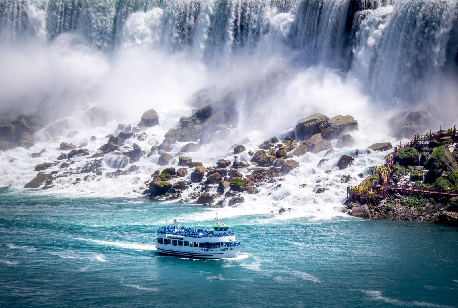 Maid of the Mist. Vpravo jsou terasy, kterými končí tunel proražený ve skále pod vodpády. - Ladislav Hanousek, Kanada
