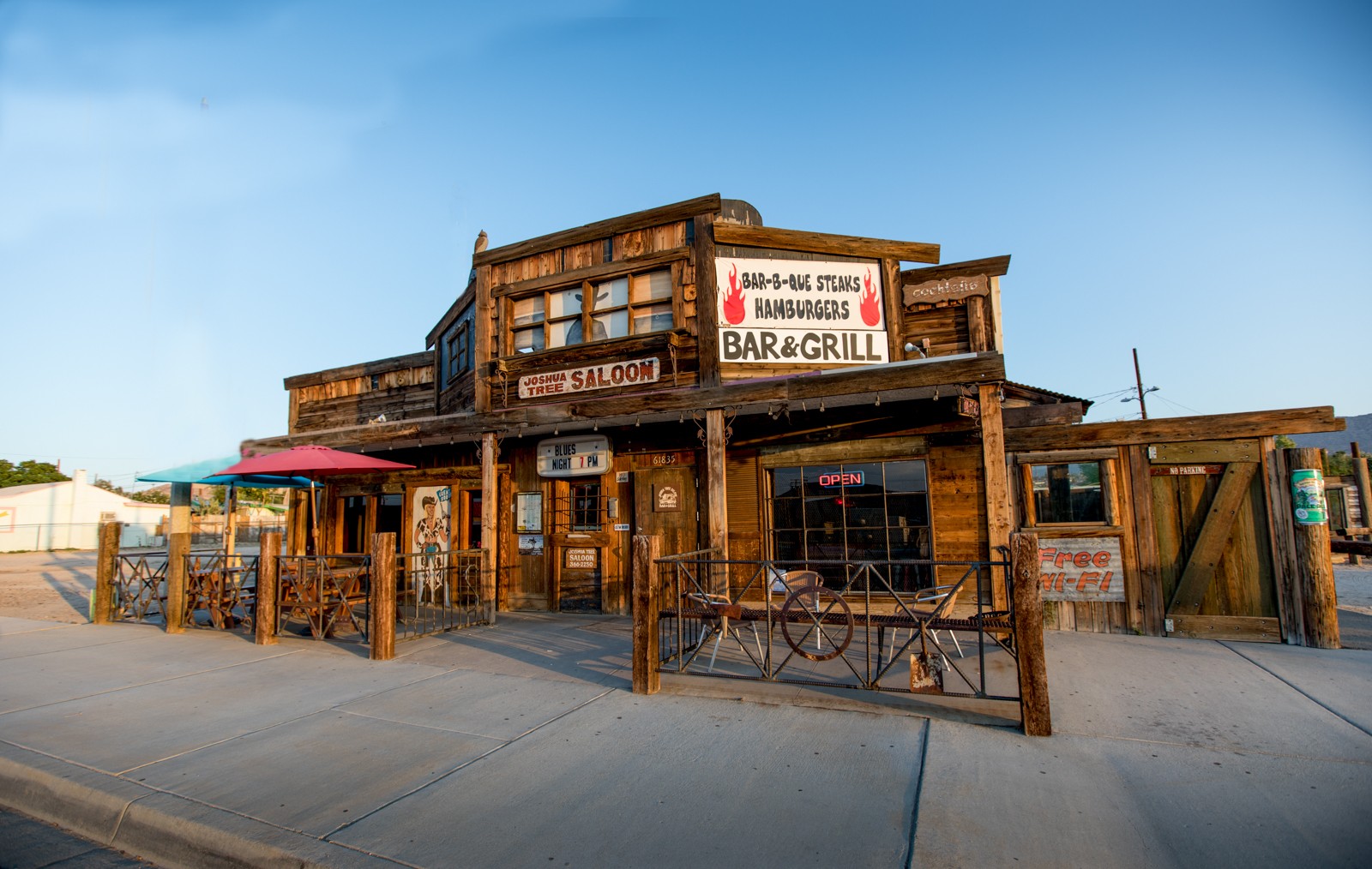 Joshua Tree Saloon - skvělá volba pro pravý americký steak. Každý čtvrtek večer živá hudba.. (-: - Ladislav Hanousek, Joshua Tree NP