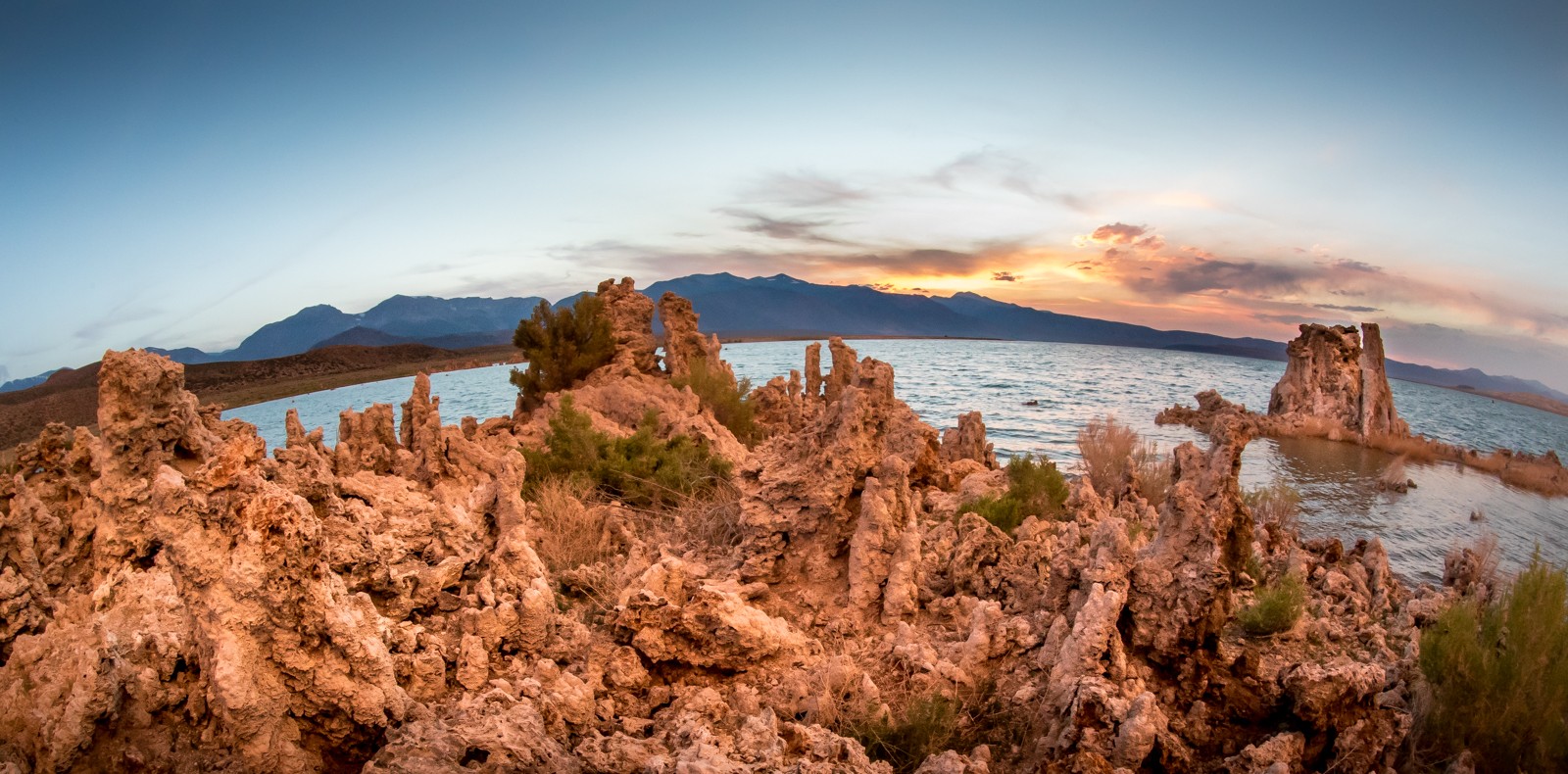 Na okrajích jezera Mono Lake, zejména pak na jihu, vystupují z vody zvláštní útvary, tzv. tufy. Tufy vznikly z vyvěrajících podvodních pramenů, kdy čerstvá pramenitá voda nasycená kalciem vtékala do vody obsahující uhličitany. Okolo ústí pramenů se začal pozvolna vylučovat vápenec. Za nějakou dobu se nad prameny vytvořily sintrové věže, takzvané subakvatické tufy. Vlastně jde o jakési podvodní krápníky, osm až deset metrů vysoké. - Ladislav Hanousek, Mono Lake