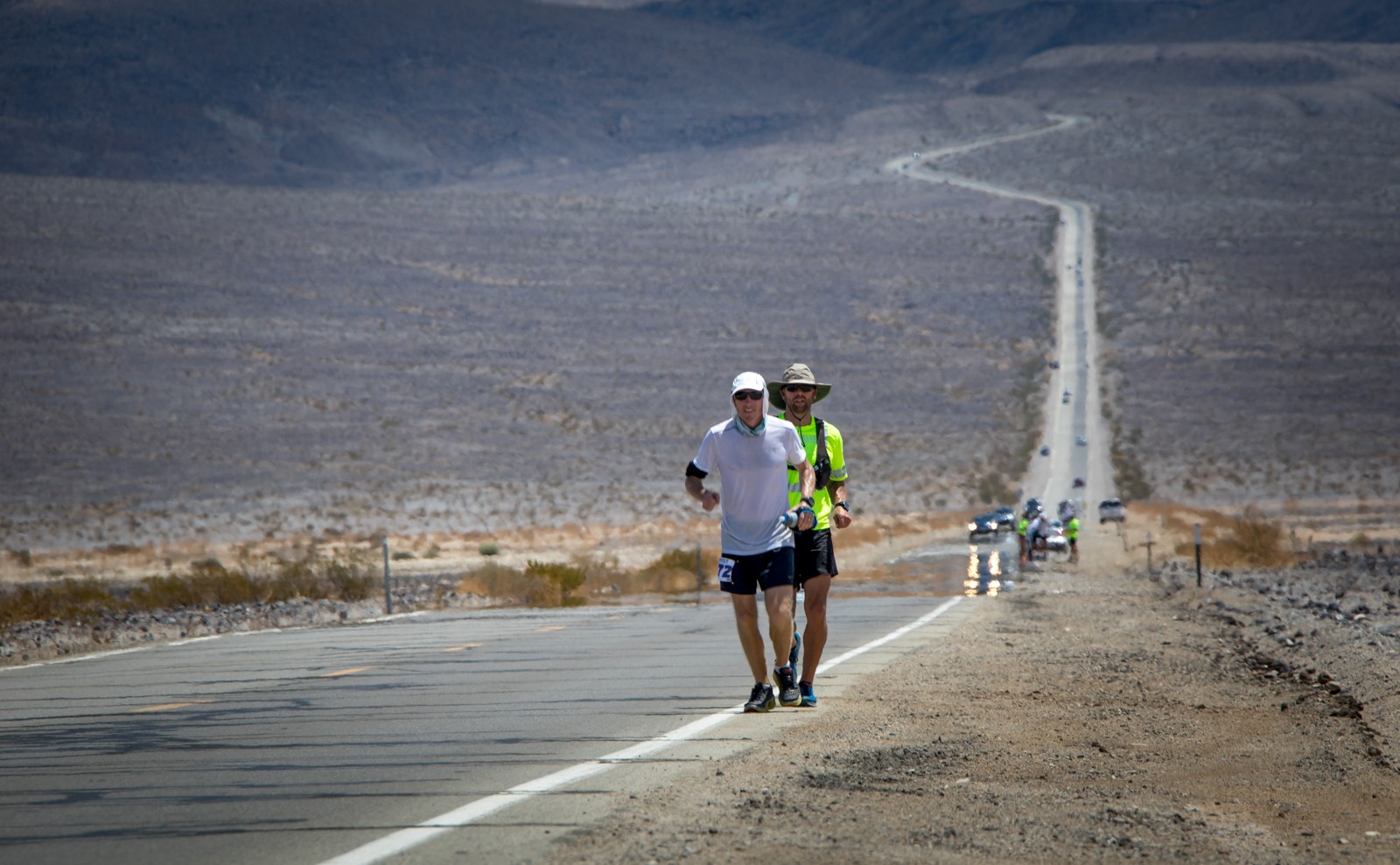Ta fotka vyžaduje vysvětlení. Jsou na ní běžci ultramaratónu - legendárního Badwater 135, který má start v Badwater v Údolí smrti a cíl po 218 km v kalifornském Whitney Portal (nedaleko od Sequoia NP). Letošního závodu, který byl provázen nejvyššími teplotami v historii (přes den 49-52 st.C. ve stínu, v noci 35 stupňů C.), se zúčastnilo 99 běžců a běžkyň, dokončilo ho 22 žen a 47 mužů. Závodníci vybíhali večer 23.7., nejrychleji byl v cíli Ital žijící v USA - Michele Graglia za 24 hodin a 51 minut. Nejrychlejší ženou byla Američanka z Texasu Brenda Guajardo s časem 28 hodin 23 minut. Lze jen těžko vyjádřit úctu, kterou jsme k běžcům měli, když jsme je po cestě do Death Valley 24. července potkávali. Závod je každoročně pořádán v létě, kdy jsou teploty nejvyšší a je všeobecně známý jako "nejtěžší noční závod světa". - Ladislav Hanousek, Death Valley NP