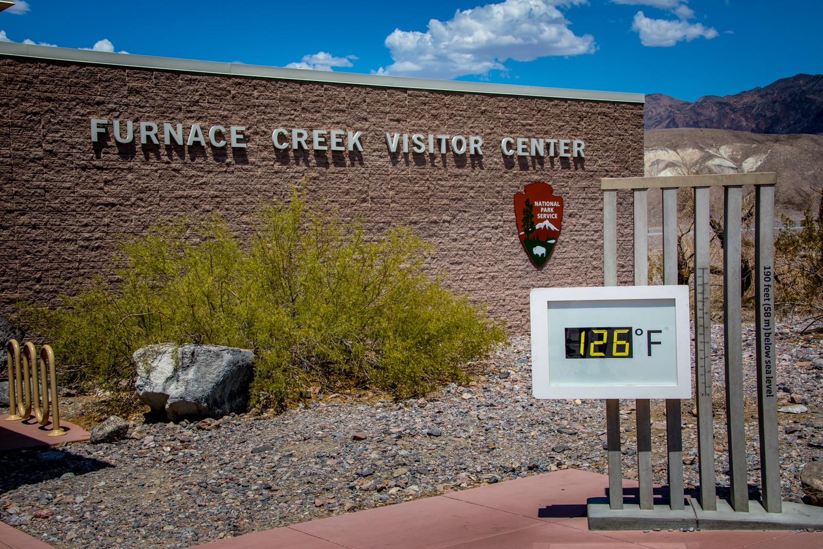 Visitor Center ve Furnace Creek 24.7.2018: 126 stupňů Farenheita je 52,2 stupňů Celsia. - Ladislav Hanousek, Death Valley NP