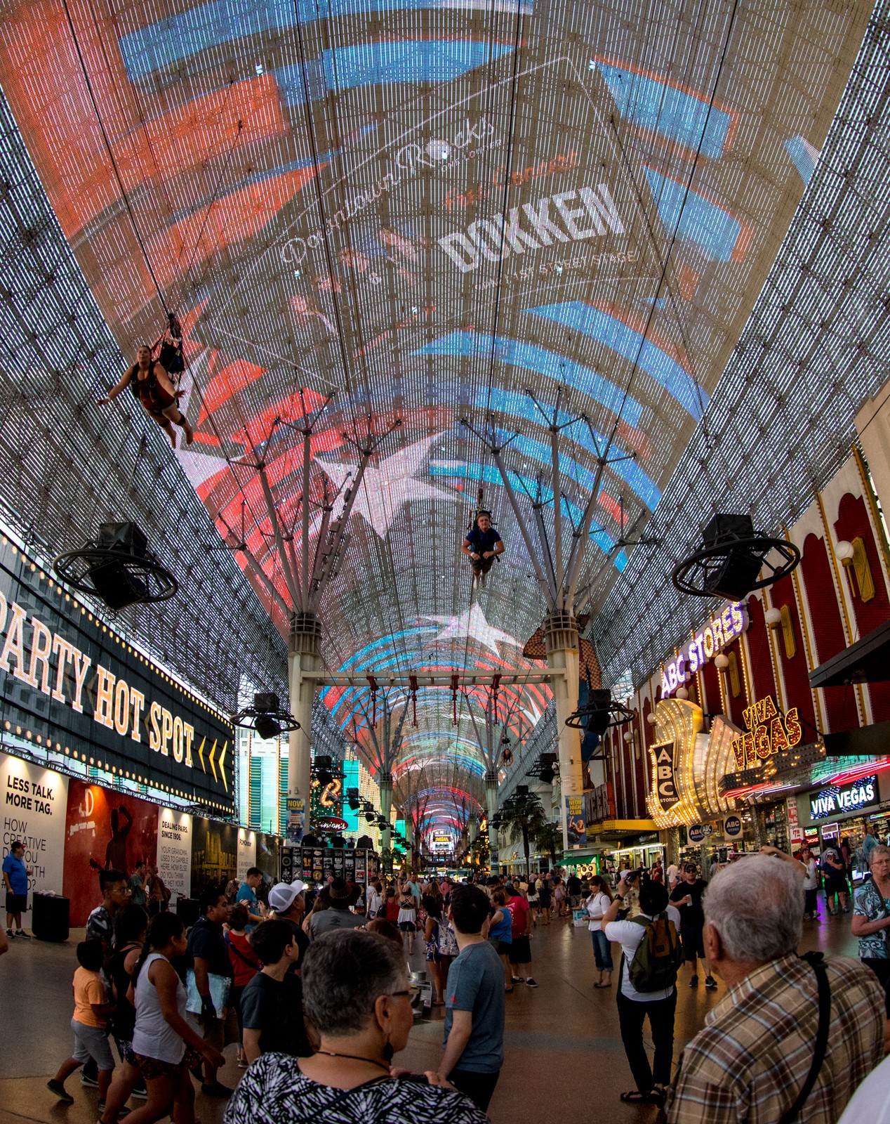 Ulice Freemont Street je celá zastřešená a tvoří tak velké nákupní centrum s několika kasíny. Na strop jsou večer promítány různé obrazy, pod stropem jsou natažena lana  lanovky, která je celý den v provozu. - Ladislav Hanousek, Las Vegas