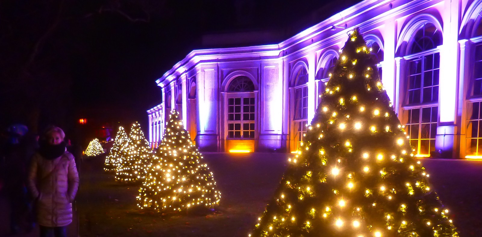 Christmas Garden Drážďany. Je to dobrý tip na sobotní výlet. Zámek v Pillnitz (adresa do GPS: August-Bockstiegel-Strasse 2) je asi 25 km od centra Drážďan a informace na internetu se tváří tak, že je nezbytná rezervace na určitou hodinu. Není třeba složitě vstup platit dopředu, u zámeckého parku jsou normální pokladny, do areálu parku se vejde asi neomezeně lidí. Procházka mezi statisíci světýlek a množstvím světelných animací trvá asi hodinu. Byla by škoda být v Drážďanech a nepodívat se na vánoční trhy na náměstí Altmarkt. Největším sobotním objevem ale bylo parkování. Na rozdíl od všech totálně zaplněných parkovišť u nákupních center ve středu města  a při dopravním předvánočním kolapsu v centru, byl parkovací dům Parkahaus Mitte, který je malý kousek severozápadně od centra, poloprázdný. Z něj to je sedm minut pomalé chůze do Zwingeru a deset minut na Altmarkt. Úžasný objev. Dokonalé řešení předvánočního parkování v Drážďanech. Adresa je Parkhaus Mitte, Magdeburger Str. 1, cena je 1 euro za půl hodiny, maximálně 10 euro za 24 hodin. - Ladislav Hanousek, Německo
