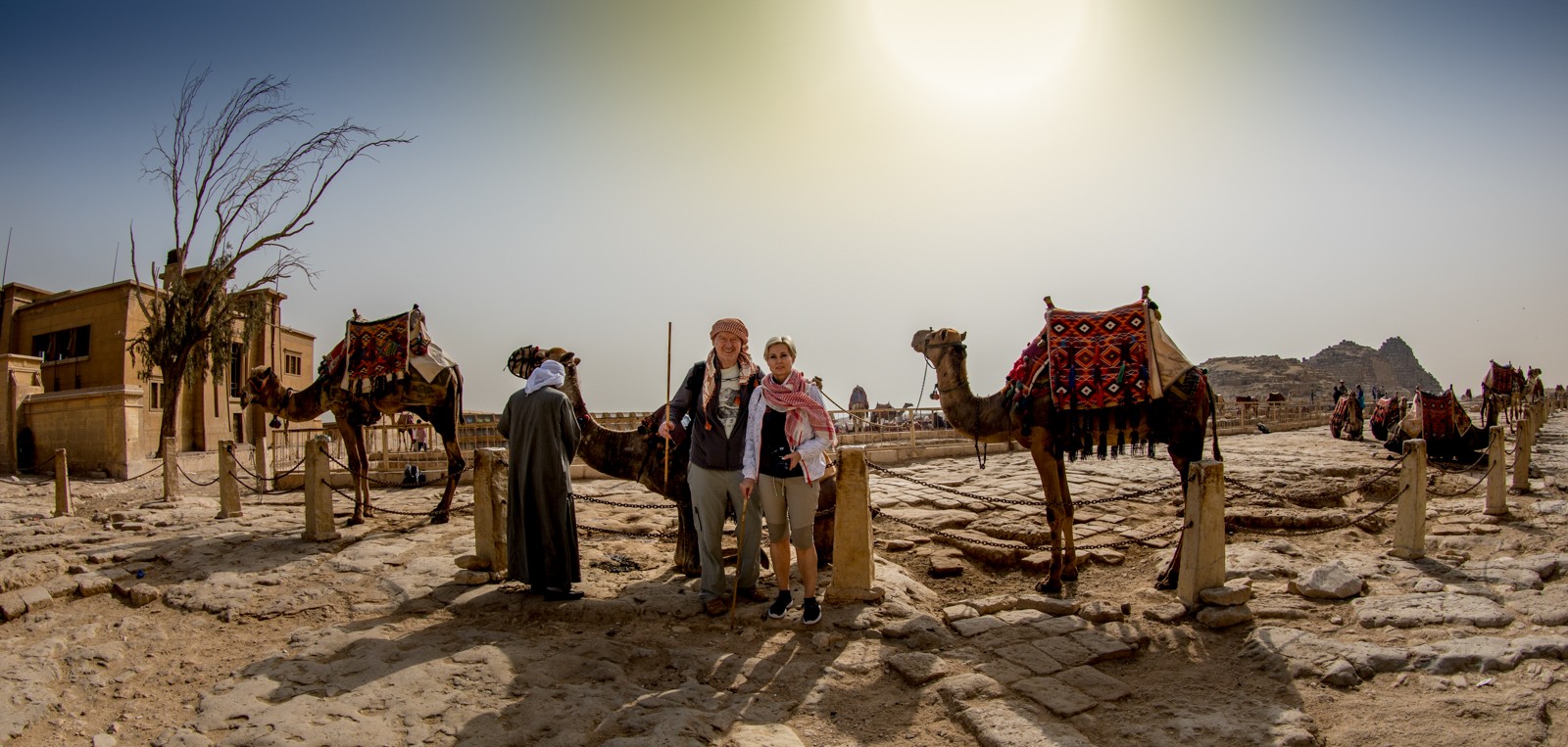 Než jsem stačil protestovat, udělali ze mě beduína. Není to dvakrát hygienické, ale je to dřív, než se člověk naděje (-: - Ladislav Hanousek, Egypt
