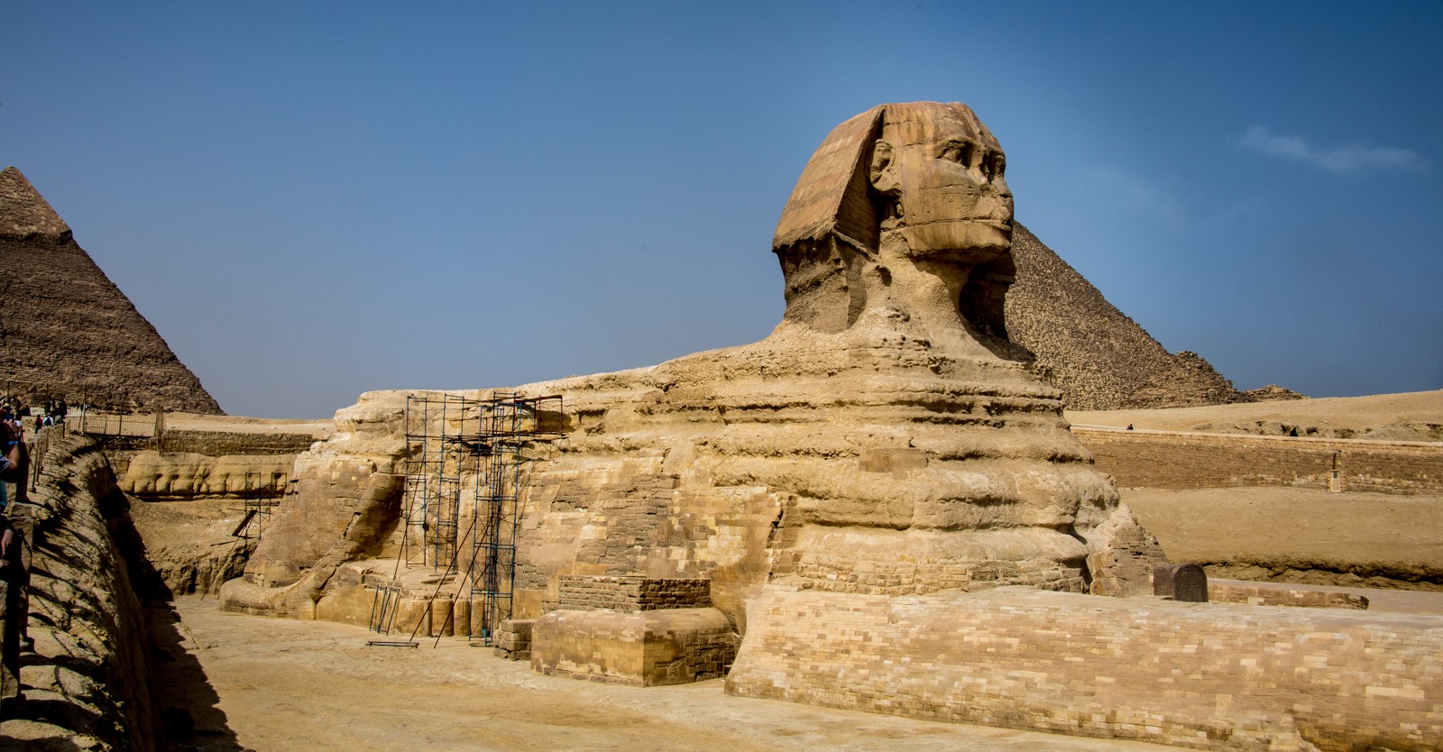Od sfingy je dobře vidět Chefrénova pyramida - Ladislav Hanousek, Egypt