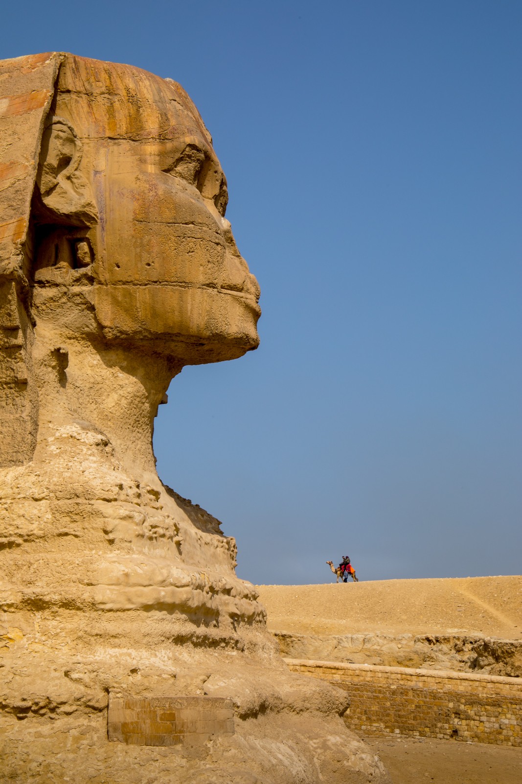 Velká sfinga v Gíze - Jde prý o největší sochu vytesanou z jednoho kusu kamene, která kdy byla vytvořena. Je 74 m dlouhá, 19 m široká a 21 m vysoká. - Ladislav Hanousek, Egypt