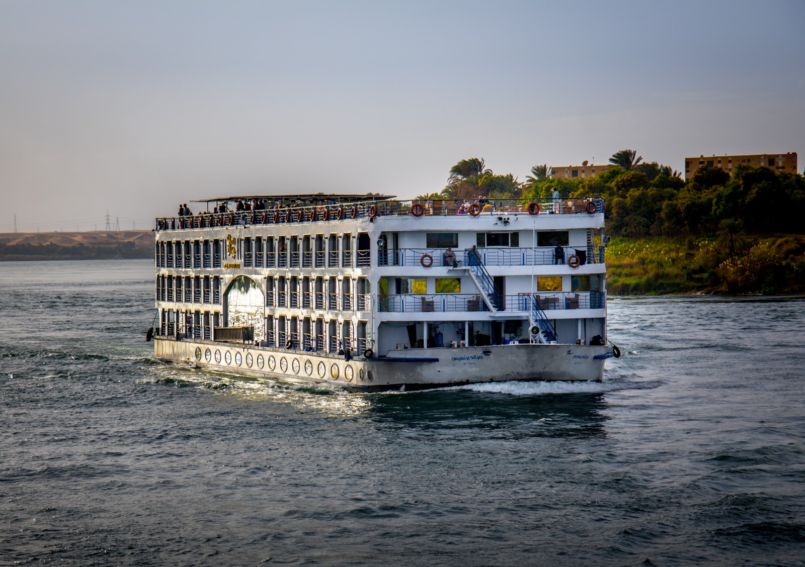 Lodě plující po Nilu na jih k Asuánu nejsou nijak pohledné, ale jedou klidně, takže nehrozí kinetóza (-: Kajuty jsou poměrně velké a pohodlné, jsou to vlastně menší hotelové pokoje. - Ladislav Hanousek, Egypt