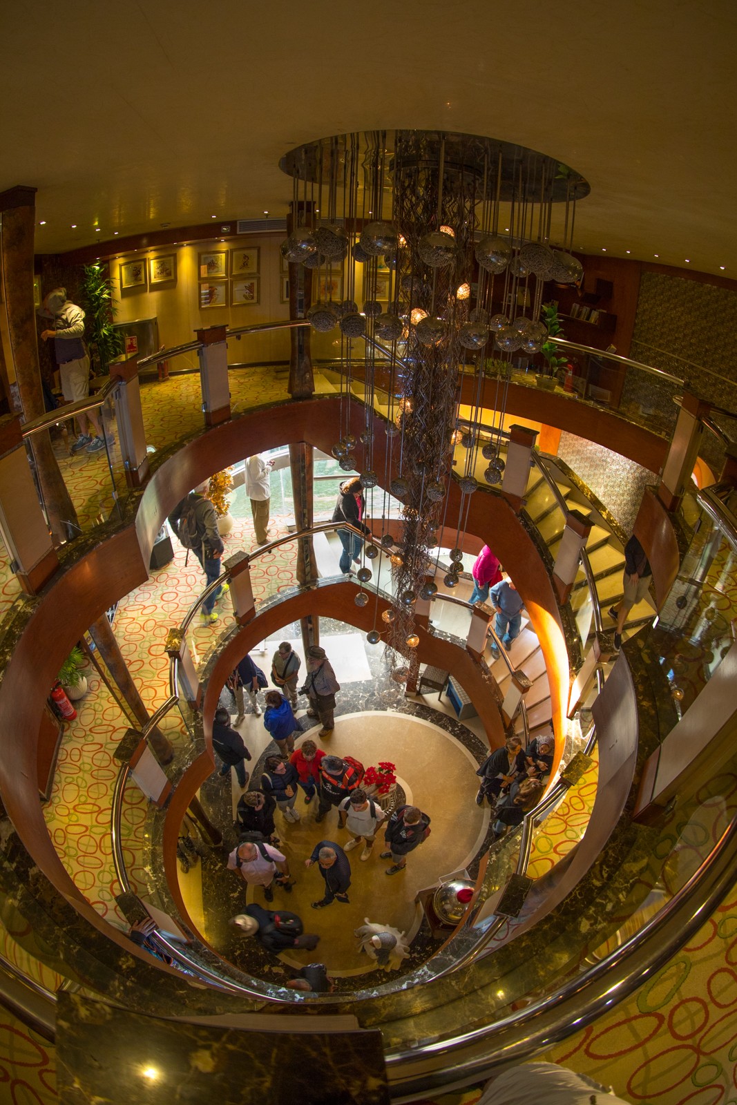 Centrální hala se schodištěm na výletní lodi - Ladislav Hanousek, Egypt