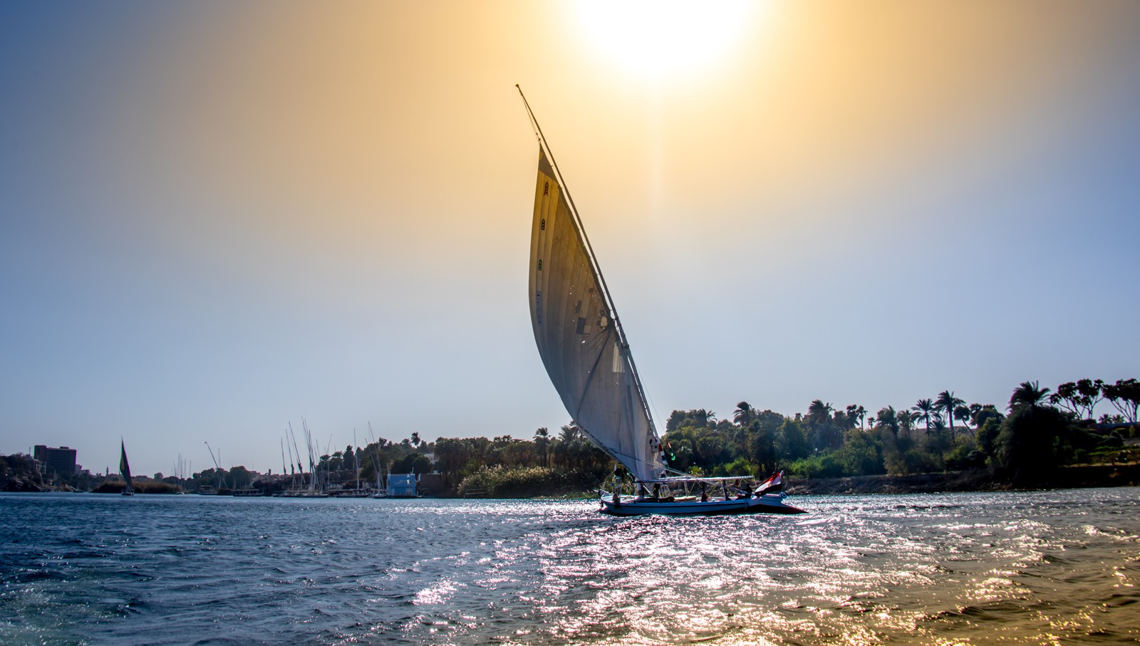 Jednoduché felúky brázdí  Nil i v okolí Asuánu - Ladislav Hanousek, Egypt