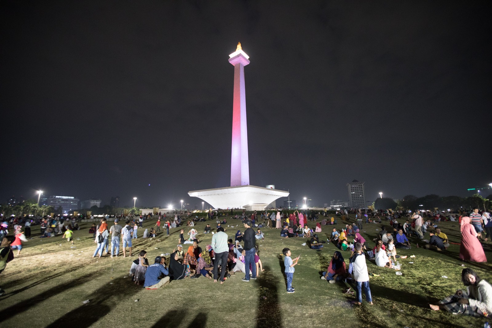Sobotní večer v Jakartě. Náměstí Merdeka se 132 m vysokým monumentem nezávislosti Monas. - Ladislav Hanousek, Indonésie
