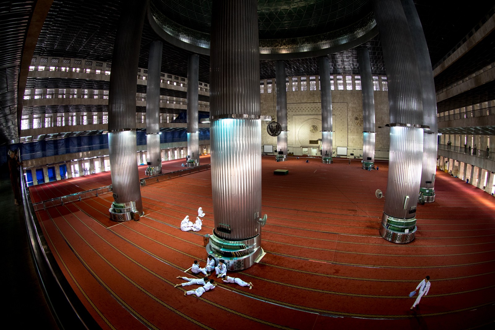 Mešita Istiqlal v Jakartě. Je obrovská, vejde se do ní 200.000 lidí. - Ladislav Hanousek, Indonésie