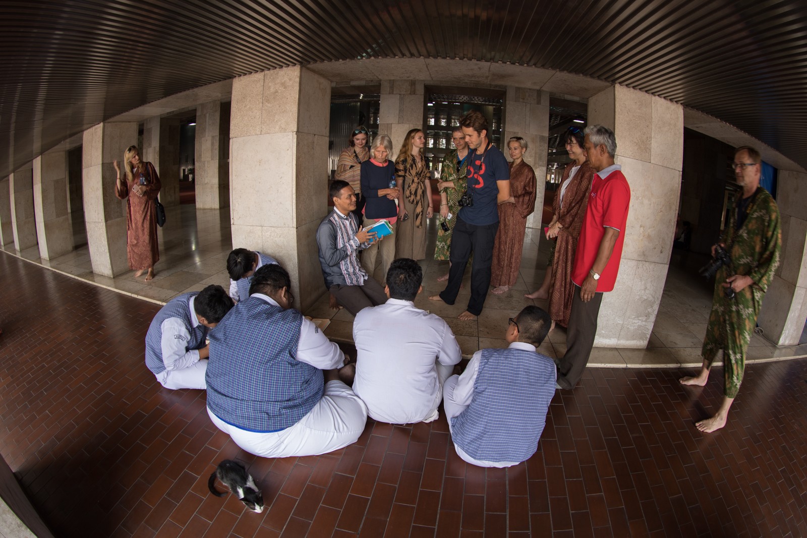 Věřící studují v mešitě Istiqlal korán - Ladislav Hanousek, Indonésie