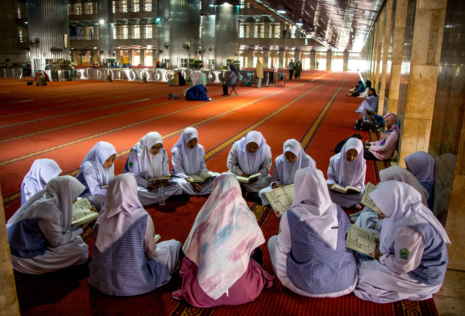 Na jiném místě mešity Istiqlal studují korán mladé Indonésanky - Ladislav Hanousek, Indonésie