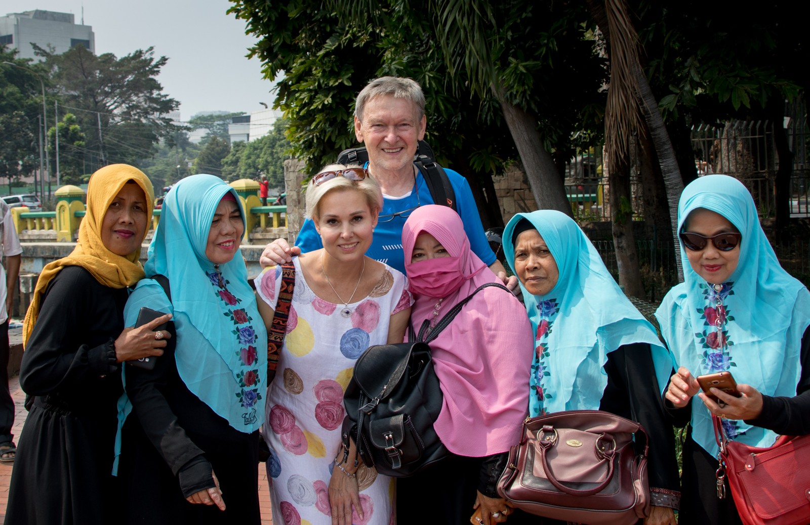 Evropané (a zejména blonďaté Evropanky) jsou zdrojem velké pozornosti, Indonésané se s nimi rádi fotí. - Ladislav Hanousek, Indonésie