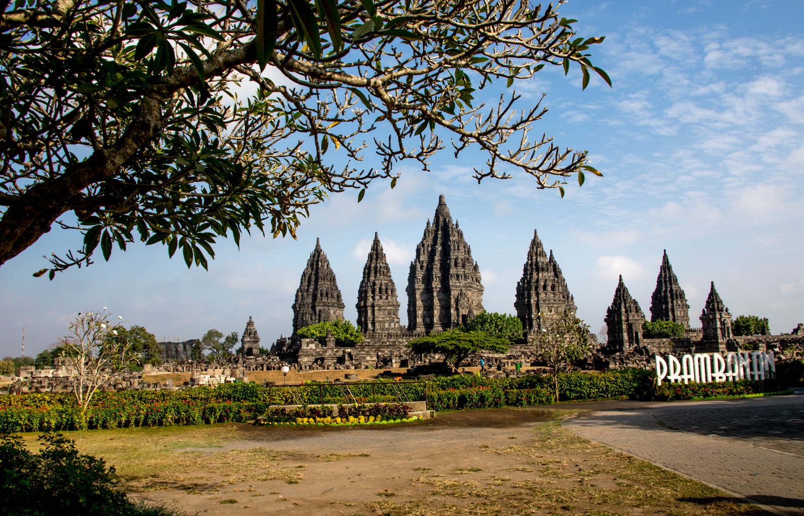 ..za chrámy.. (Prambanan) - Ladislav Hanousek, Indonésie