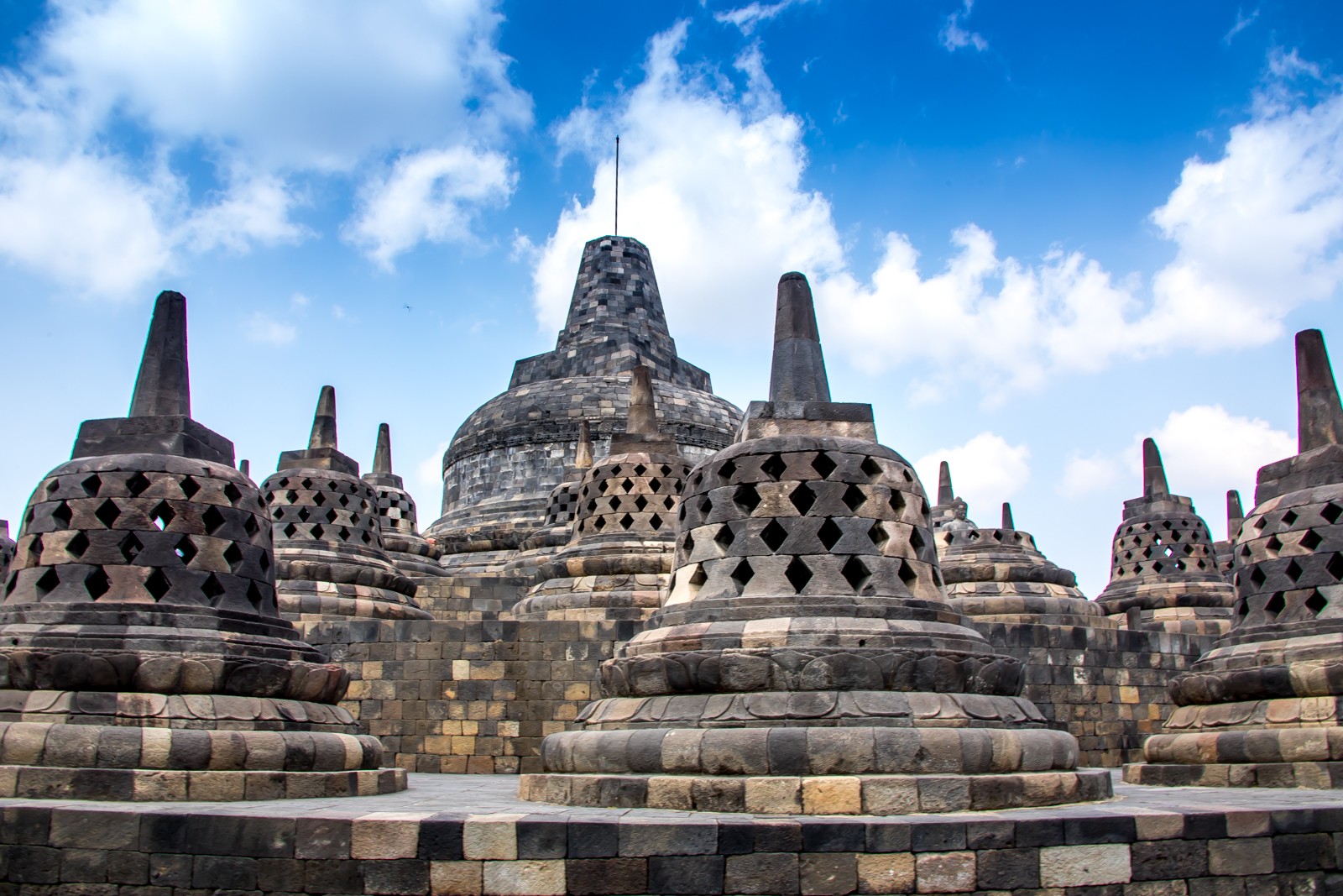 Borobudur - na vrcholu je 72 zvonovitých stúp - Ladislav Hanousek, Indonésie