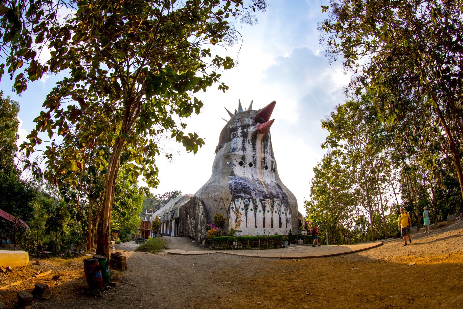 Kostel Bukit Rhema (Kohoutí kostel) nedaleko od Borobuduru. V roce 1992 ho dostavěl jako "Dům motliteb pro všechny národy" vizionář Daniel Alamsjah. Interiér zahrnuje jak křesťanský kostel, tak několik muslimských motliteben. Budova slouží i jako rozhledna, v hlavě kohouta (měla to být holubice míru) je restaurace. Přístupný je asi hodinovou procházkou napříč pralesem. - Ladislav Hanousek, Indonésie