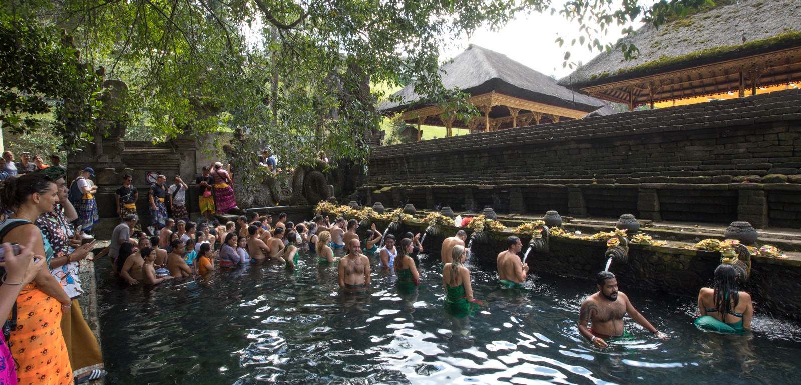 Bali - Chrám Tirta Empul zasvěcený Višnovi. Koupel v posvátném prameni - Ladislav Hanousek, Indonésie