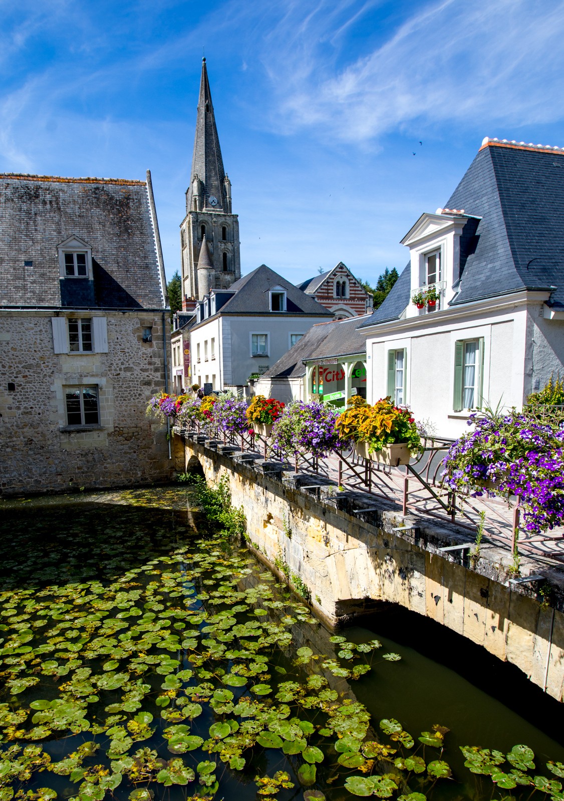 Chateau de Langéais. Městečko je plné kavárniček s krásným výhledem. - Ladislav Hanousek, Zámky na Loiře 2020